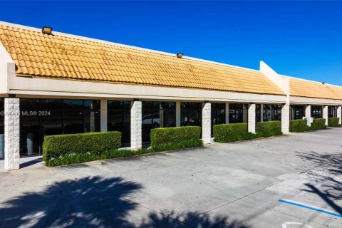 Propiedad comercial en venta en West Palm Beach, Florida № 1282819 - foto 1