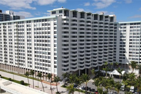 Condo in Miami Beach, Florida, 1 bedroom  № 1282867 - photo 13