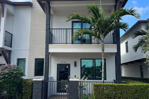 Townhouse in Doral, Florida 4 bedrooms, 200.95 sq.m. № 1348209 - photo 1