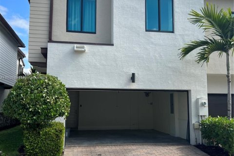 Townhouse in Doral, Florida 4 bedrooms, 200.95 sq.m. № 1348209 - photo 5