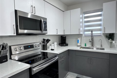 Apartamento en alquiler en Miami, Florida, 3 dormitorios, 222.78 m2 № 1348210 - foto 3