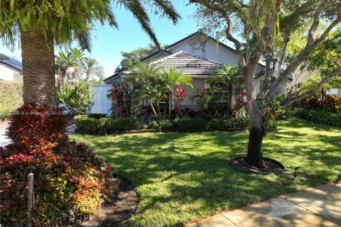 Villa ou maison à vendre à Pembroke Pines, Floride: 3 chambres, 256.78 m2 № 1024202 - photo 1