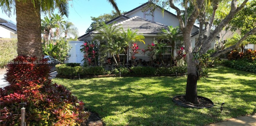 Villa ou maison à Pembroke Pines, Floride 3 chambres, 256.78 m2 № 1024202