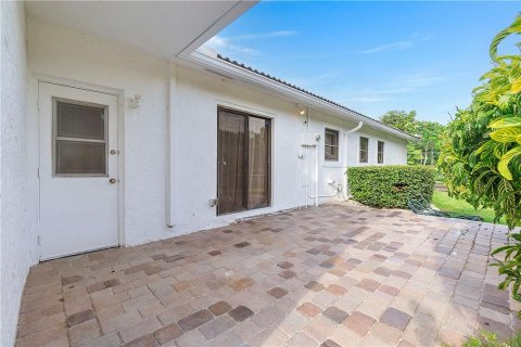 House in Coral Springs, Florida 5 bedrooms, 282.33 sq.m. № 1065617 - photo 22
