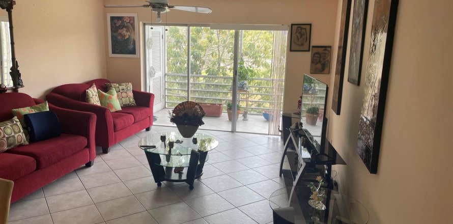 Condo in Palm Springs, Florida, 1 bedroom  № 1037953