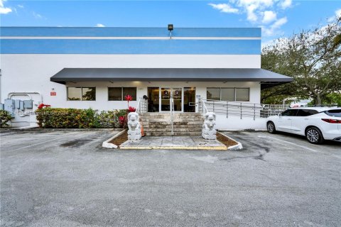 Immobilier commercial à vendre à Doral, Floride № 1358948 - photo 3