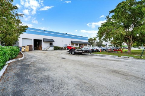 Propiedad comercial en venta en Doral, Florida № 1358948 - foto 1