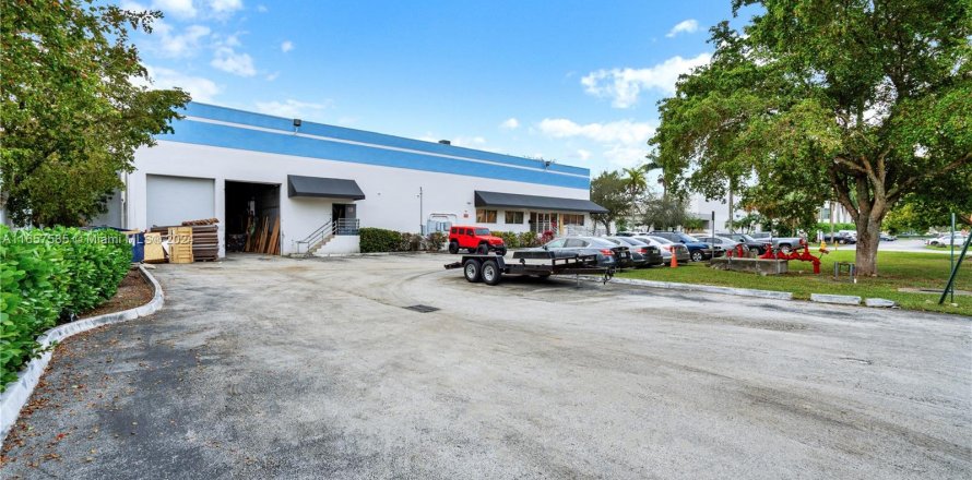 Immobilier commercial à Doral, Floride № 1358948