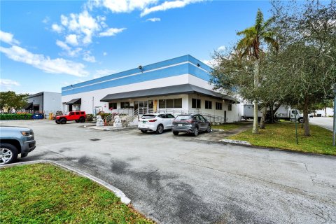 Propiedad comercial en venta en Doral, Florida № 1358948 - foto 2