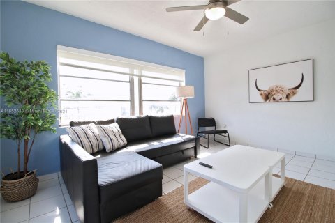 Apartamento en alquiler en Miami Beach, Florida, 2 dormitorios, 544.31 m2 № 1358906 - foto 3