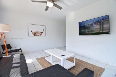 Apartamento en alquiler en Miami Beach, Florida, 2 dormitorios, 544.31 m2 № 1358906 - foto 4