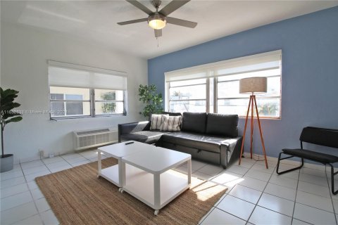 Apartamento en alquiler en Miami Beach, Florida, 2 dormitorios, 544.31 m2 № 1358906 - foto 1