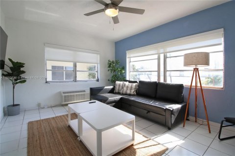 Apartamento en alquiler en Miami Beach, Florida, 2 dormitorios, 544.31 m2 № 1358906 - foto 2