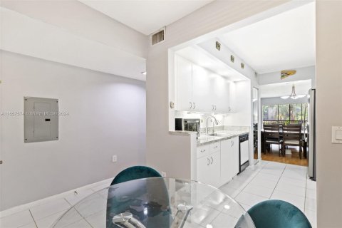 Condo in Pembroke Pines, Florida, 2 bedrooms  № 1358950 - photo 8