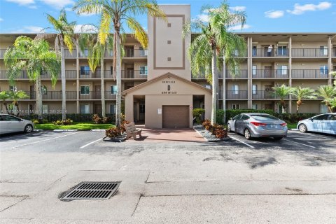 Condo in Pembroke Pines, Florida, 2 bedrooms  № 1358950 - photo 1