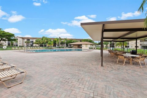 Condo in Pembroke Pines, Florida, 2 bedrooms  № 1358950 - photo 27