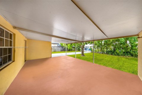 Casa en venta en Hollywood, Florida, 5 dormitorios, 191.75 m2 № 1417091 - foto 23