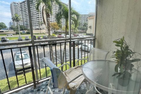 Condo in Hallandale Beach, Florida, 1 bedroom  № 1060242 - photo 11