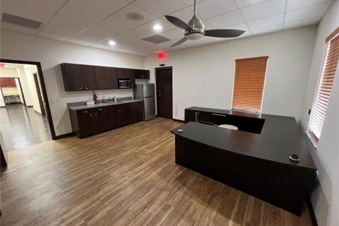 Immobilier commercial à louer à Brandon, Floride: 394.28 m2 № 1062887 - photo 19