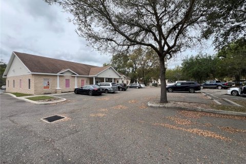 Immobilier commercial à louer à Brandon, Floride: 394.28 m2 № 1062887 - photo 2