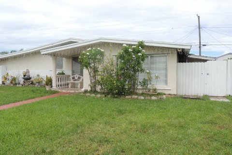 House in Miami, Florida 3 bedrooms, 164.16 sq.m. № 1390065 - photo 3