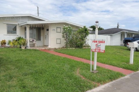 Villa ou maison à vendre à Miami, Floride: 3 chambres, 164.16 m2 № 1390065 - photo 2