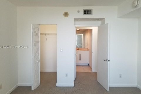 Condo in Miami, Florida, 1 bedroom  № 1074191 - photo 8