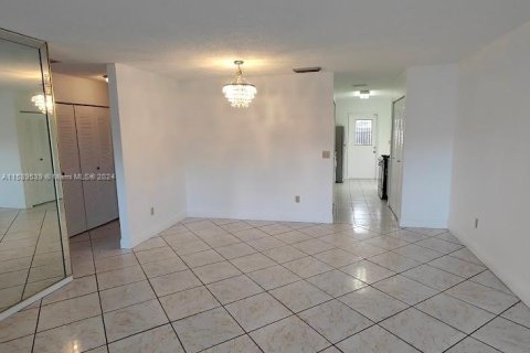 Townhouse in Miami Gardens, Florida 3 bedrooms, 104.05 sq.m. № 1031025 - photo 1