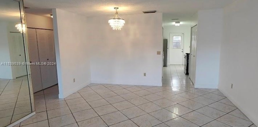 Townhouse in Miami Gardens, Florida 3 bedrooms, 104.05 sq.m. № 1031025