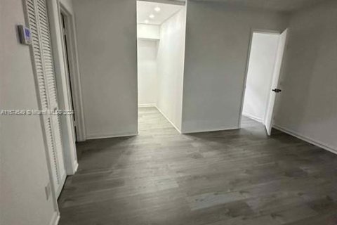 Apartamento en alquiler en Miami, Florida, 2 dormitorios, 74.32 m2 № 1397657 - foto 1