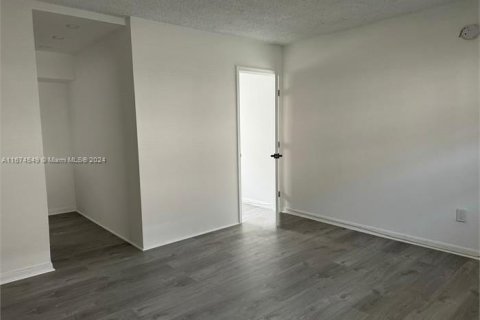 Apartamento en alquiler en Miami, Florida, 2 dormitorios, 74.32 m2 № 1397657 - foto 5