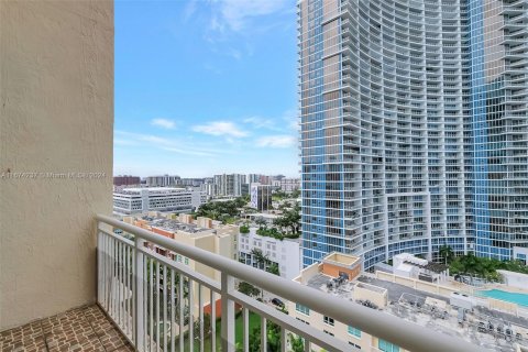 Condominio en alquiler en Miami, Florida, 2 dormitorios, 91.42 m2 № 1397603 - foto 3