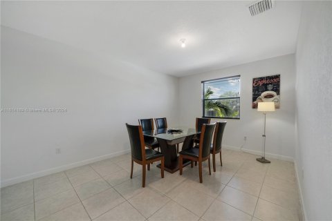 House in Miami, Florida 4 bedrooms, 252.69 sq.m. № 1235785 - photo 11