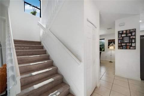 House in Miami, Florida 4 bedrooms, 252.69 sq.m. № 1235785 - photo 8