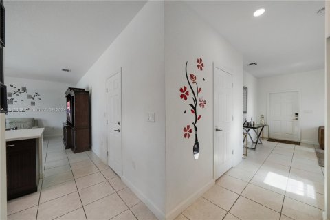 House in Miami, Florida 4 bedrooms, 252.69 sq.m. № 1235785 - photo 10