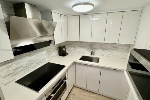 Condominio en venta en Miami Beach, Florida, 67.45 m2 № 1331516 - foto 3