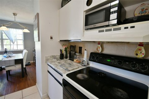 Condo in Pembroke Pines, Florida, 1 bedroom  № 1033602 - photo 12