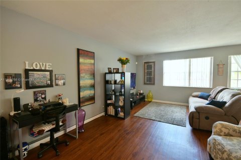 Condo in Pembroke Pines, Florida, 1 bedroom  № 1033602 - photo 7