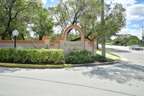 Condo in Pembroke Pines, Florida, 1 bedroom  № 1033602 - photo 2