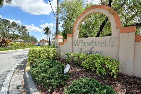 Condo in Pembroke Pines, Florida, 1 bedroom  № 1033602 - photo 1