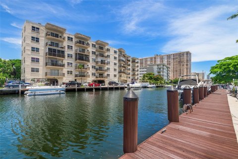 Condo in North Miami Beach, Florida, 3 bedrooms  № 1309212 - photo 25