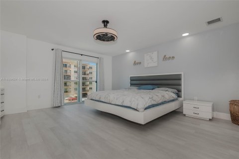 Condominio en venta en North Miami Beach, Florida, 3 dormitorios, 280.56 m2 № 1309212 - foto 11