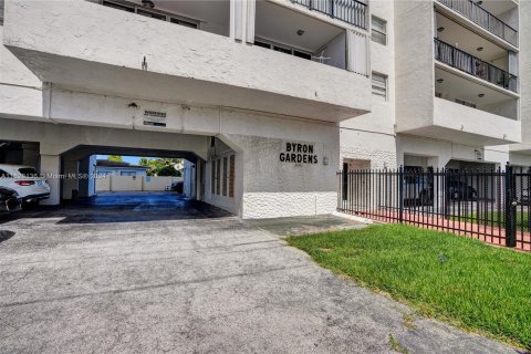 Condo in Miami Beach, Florida, 1 bedroom  № 1294150 - photo 10