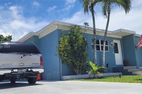 House in Hialeah, Florida 4 bedrooms, 140.28 sq.m. № 1292221 - photo 1