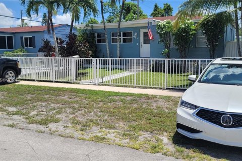 House in Hialeah, Florida 4 bedrooms, 140.28 sq.m. № 1292221 - photo 2