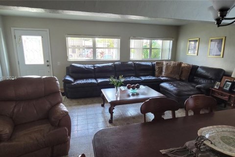 Casa en venta en Hialeah, Florida, 4 dormitorios, 140.28 m2 № 1292221 - foto 3