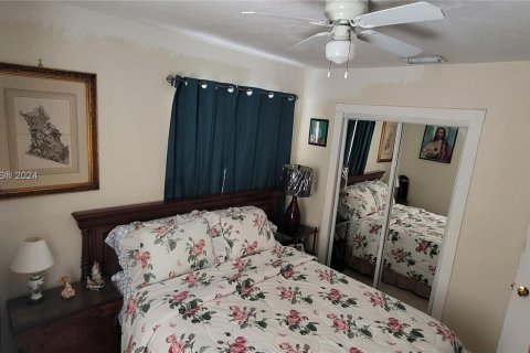 Casa en venta en Hialeah, Florida, 4 dormitorios, 140.28 m2 № 1292221 - foto 16