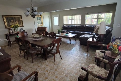 Casa en venta en Hialeah, Florida, 4 dormitorios, 140.28 m2 № 1292221 - foto 4