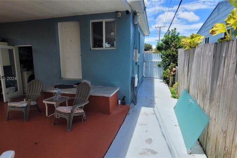 Casa en venta en Hialeah, Florida, 4 dormitorios, 140.28 m2 № 1292221 - foto 8