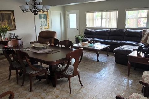 House in Hialeah, Florida 4 bedrooms, 140.28 sq.m. № 1292221 - photo 25